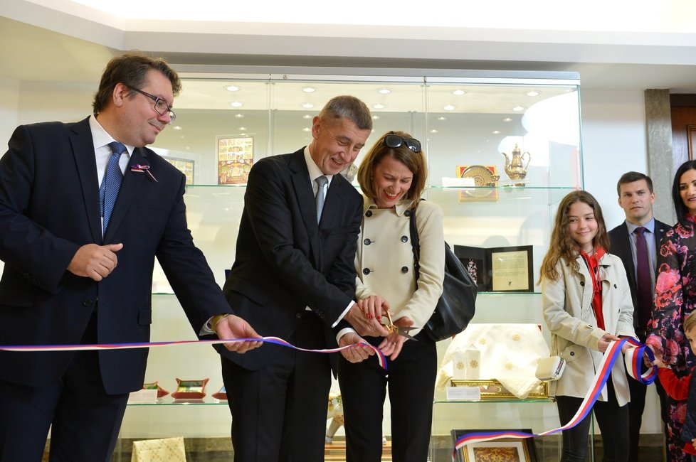 Premiér Andreje Babiš a šéfka jeho kabinetu Tünde Bartha přestřihli na zahájení výstavy slavnostní pásku. Babiš ukázal dary, které dostal při zahraničních cestách (8. 5. 2019)
