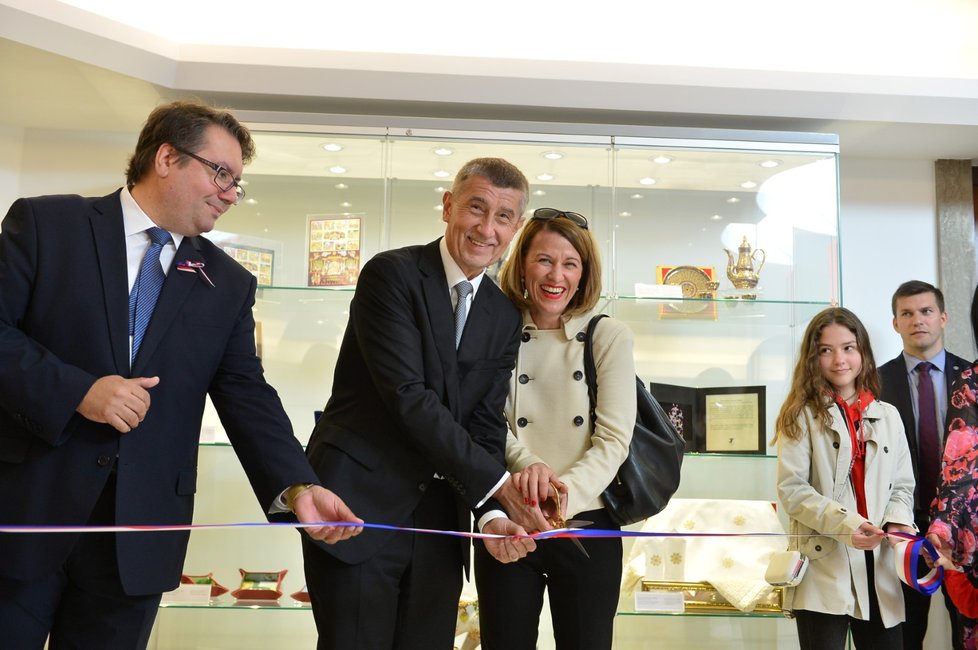 Premiér Andreje Babiš a šéfka jeho kabinetu Tünde Bartha přestřihli na zahájení výstavy slavnostní pásku. Babiš ukázal dary, které dostal při zahraničních cestách. (8. 5. 2019)