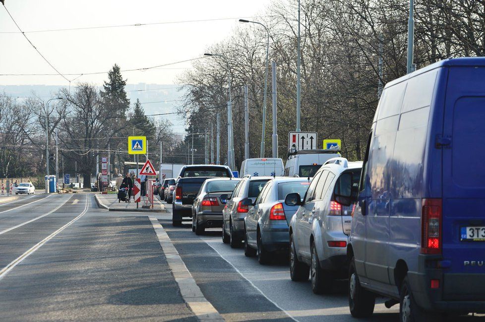 Z Břevnova na Letnou trvala cesta automobilem okolo hodiny.