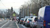 Kolaps dopravy v Praze! Strahovský tunel blokuje nehoda autobusu