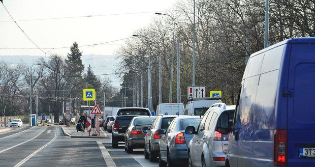 Kolaps dopravy v Praze! Strahovský tunel blokuje nehoda autobusu