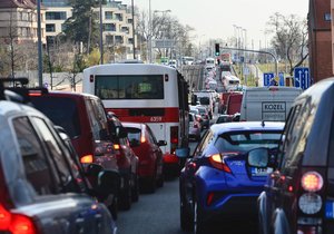 Oblast Břevnova a Střešovic je kvůli uzavírce Blanky zcela ucpaná dopravními kolonami.