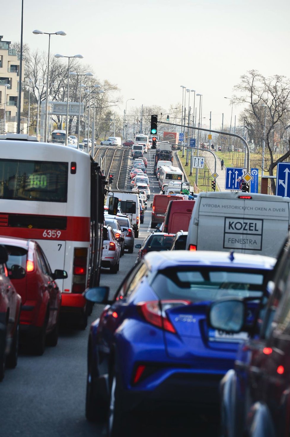 Oblast Břevnova a Střešovic je kvůli uzavírce Blanky zcela ucpaná dopravními kolonami.