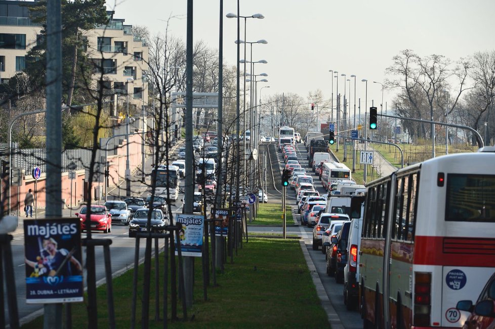 Oblast Břevnova a Střešovic je kvůli uzavírce Blanky zcela ucpaná dopravními kolonami.