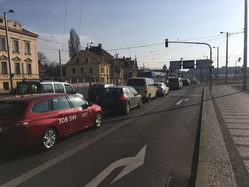 Tunel Blanka byl v úterý večer neočekávaně zavřen z důvodu technických poruch. Ve středu ráno se v jeho okolí tvořily veliké kolony a zácpy.