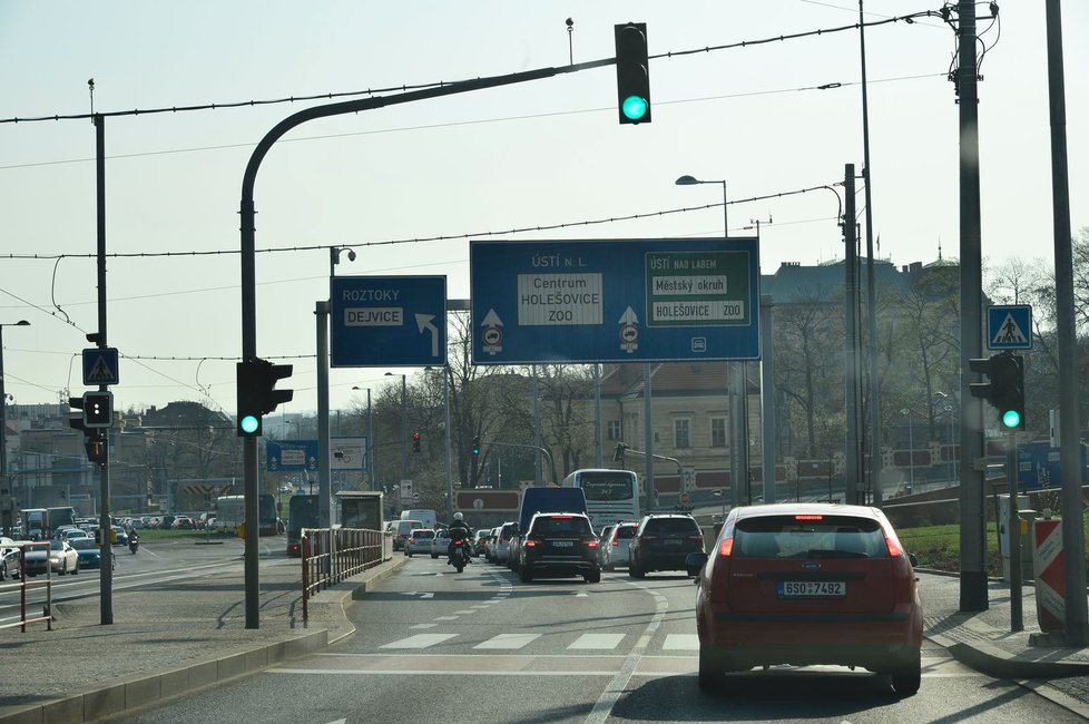 Tunel Blanka byl v úterý večer neočekávaně zavřen z důvodu technických poruch. Ve středu ráno se v jeho okolí tvořily veliké kolony a zácpy.