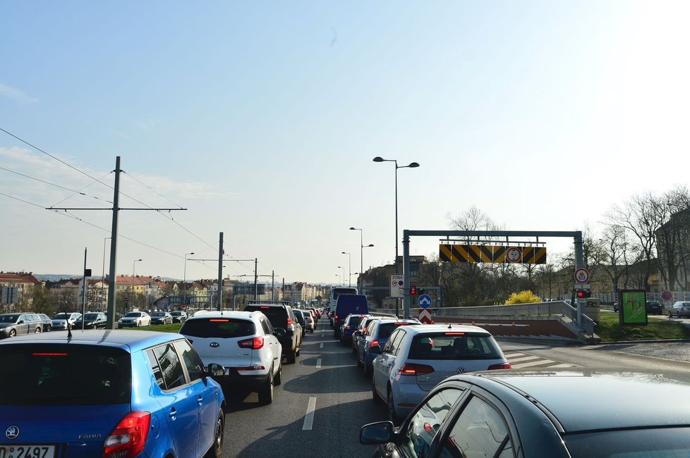 Tunel Blanka byl v úterý večer neočekávaně zavřen z důvodu technických poruch. Ve středu ráno se v jeho okolí tvořily veliké kolony a zácpy.