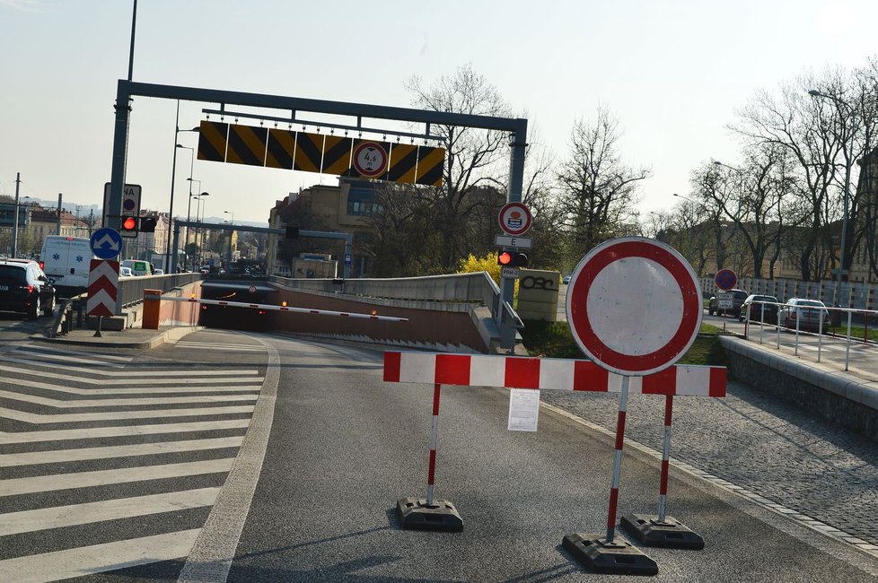 Tunel Blanka byl v úterý večer neočekávaně zavřen z důvodu technických poruch. Ve středu ráno se v jeho okolí tvořily veliké kolony a zácpy.