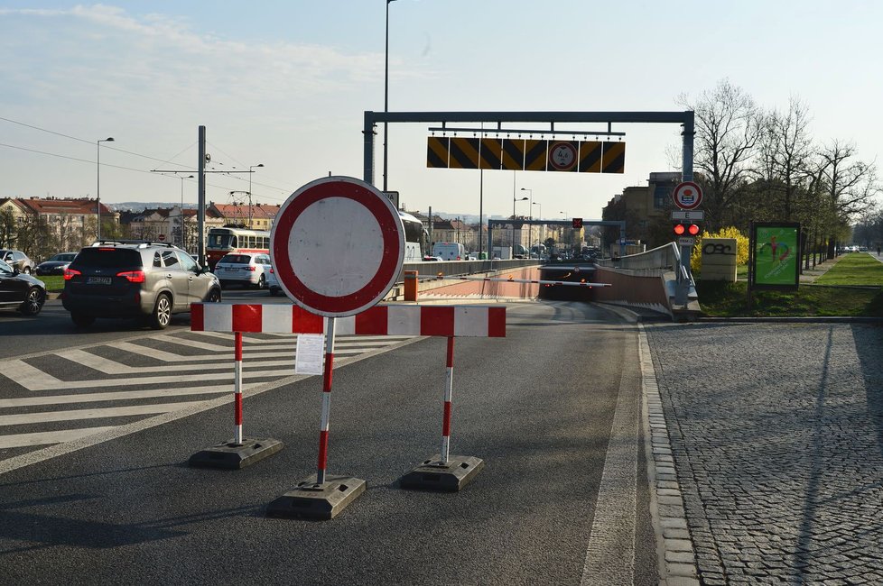 Tunel Blanka byl v úterý večer neočekávaně zavřen z důvodu technických poruch. Ve středu ráno se v jeho okolí tvořily veliké kolony a zácpy.