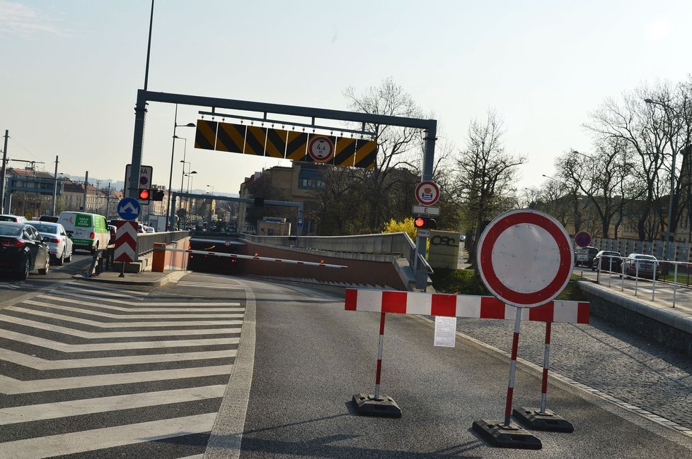 Tunel Blanka byl v úterý večer neočekávaně zavřen z důvodu technických poruch. Ve středu ráno se v jeho okolí tvořily veliké kolony a zácpy.