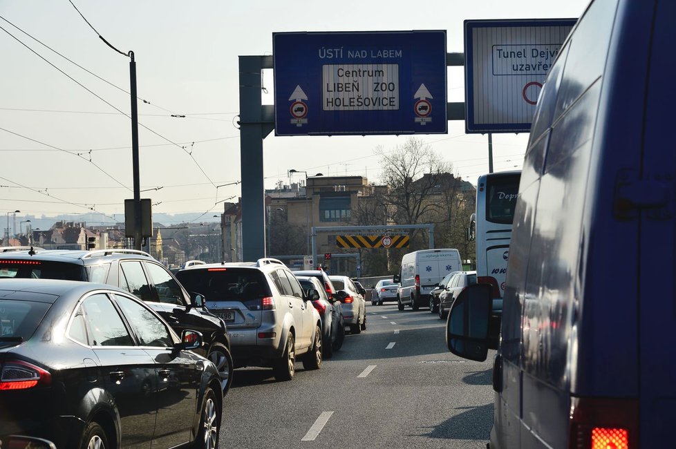 Tunel Blanka byl v úterý večer neočekávaně zavřen z důvodu technických poruch. Ve středu ráno se v jeho okolí tvořily veliké kolony a zácpy.