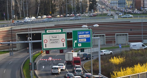 Tunelový komplex Blanka je od úterního večera zavřený. V ulicích Prahy se tvoří dopravní kolony.
