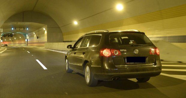Bubenečský tunel kvůli dopravní nehodě uzavřeli.