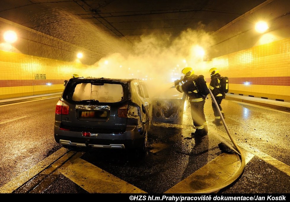 V Dejvickém tunelu hořelo 14. listopadu 2019 auto.