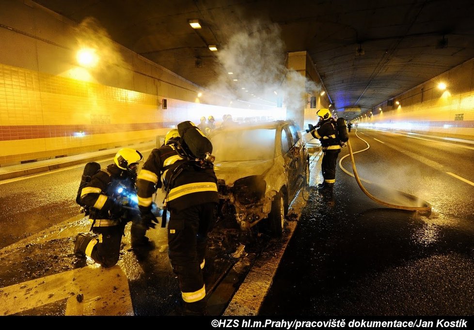 V Dejvickém tunelu hořelo 14. listopadu 2019 auto.