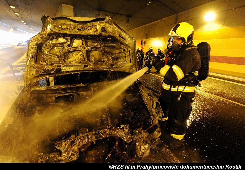 V Dejvickém tunelu hořelo 14. listopadu 2019 auto.