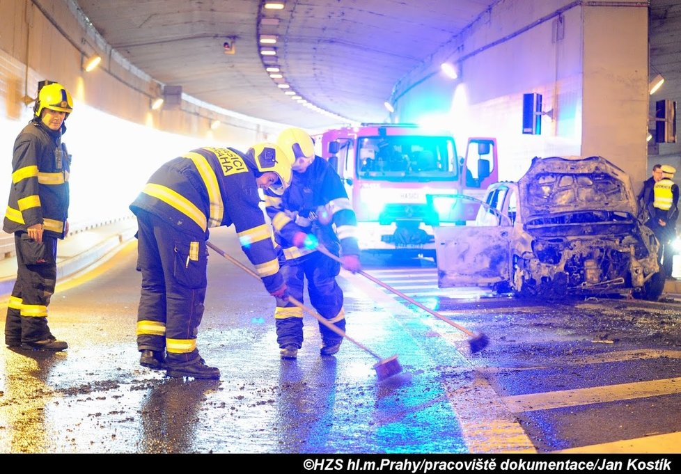 V Dejvickém tunelu hořelo 14. listopadu 2019 auto.