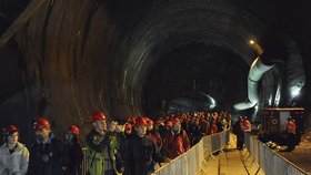 V některých úsecích si hosté museli nasadit kvůli bezpečnosti ochranné helmy