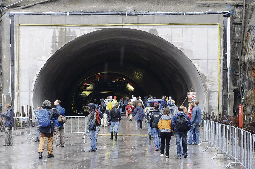 Zájemci museli na vstup do podzemí čekat, do Blanky se přišlo podívat 16 500 lidí