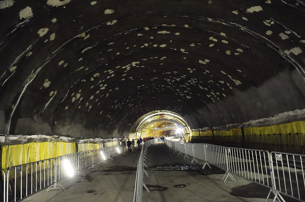 Na prohlídku části tunelového komplexu Blanka přišlo na Letnou několik tisíc lidí. Návštěvníci si mohli projít asi 3,5 kilometrů dlouhý úsek až do Troji.