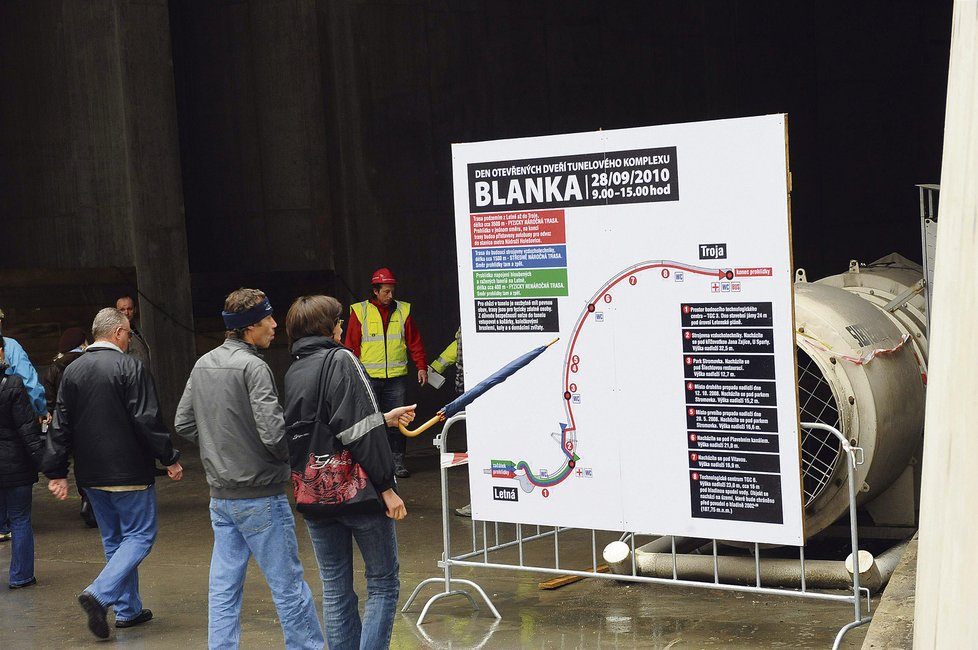 U vstupu i po cestě Metrostav rozmístil informační tabule o tunelu a místě, kde se zrovna lidé nacházejí