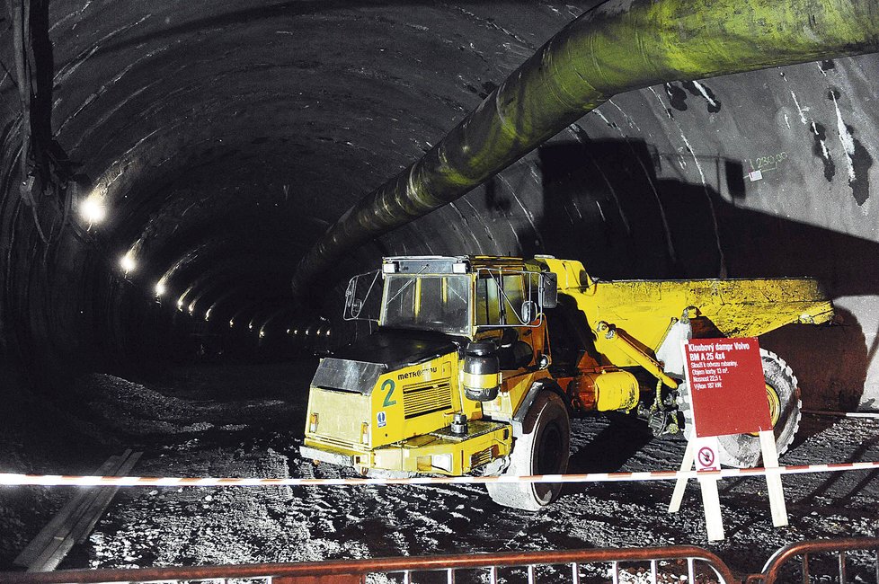 Vystavené byly i stroje, které dělníci při stavbě používají. U každého byly cedule, které stroj Pražanům představily.