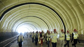 Účastníci slavnostního ukončení ražby tubusů si prohlížejí pražský tunel Blanka, odkd dělníci 5. září vyvezli poslední kubík vytěžené zeminy.