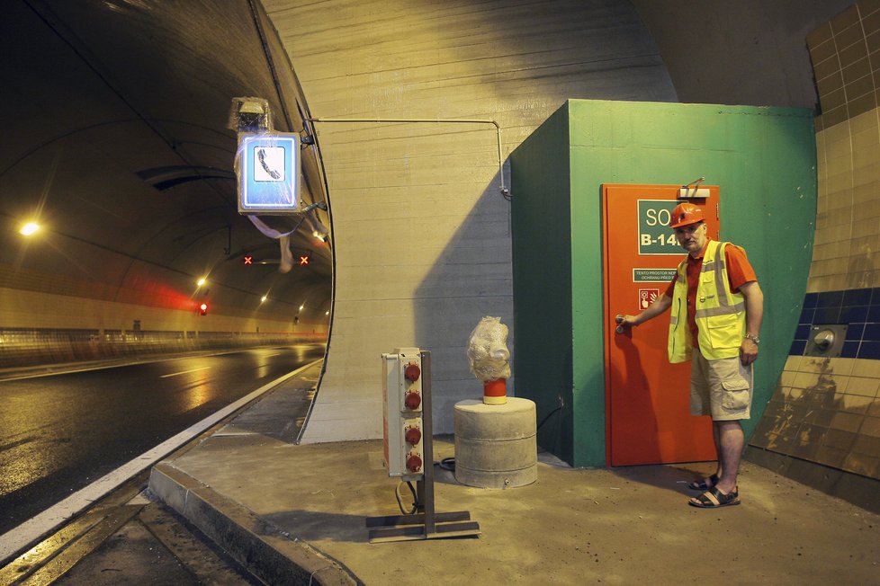 Každých 200 metrů jsou tzv. SOS světničky – v nich najdete lopatu, krumpáč a telefon. Při stavbě se do žádné z nich nedostanete, aby se nic neztratilo, ale za provozu budou normálně odemčené. Ovšem zabezpečené alarmem.