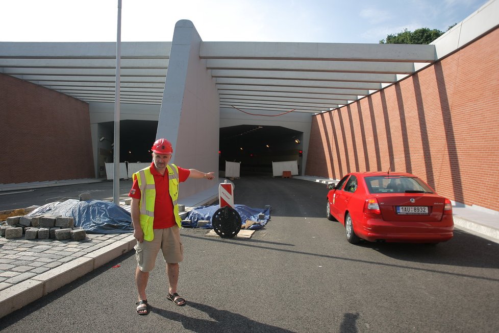 Honem z rozpálené Letenské pláně! Už pod betonovými žebry naštěstí začal z útrob Blanky dýchat příjemný chládek.