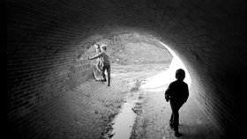 Děti z ruské mateřské školky pláchly vykopaným tunelem.