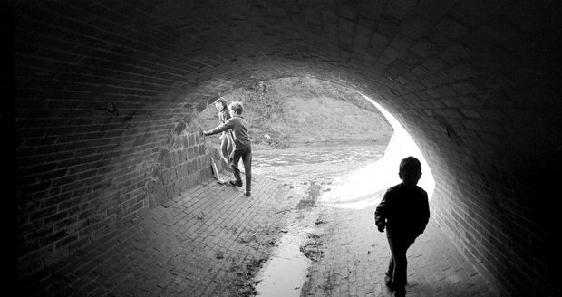 Děti z ruské mateřské školky pláchly vykopaným tunelem.