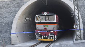 Nejdelším železničním tunelem v Česku projel zkušebně první vlak 