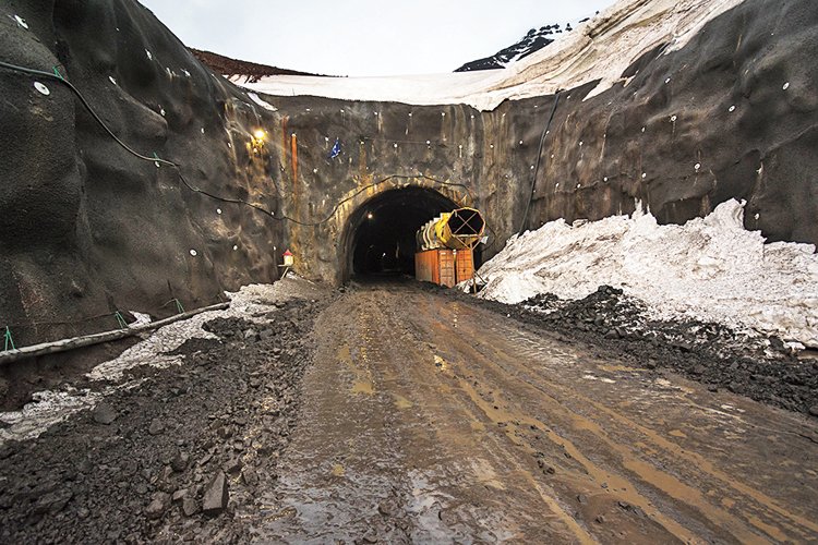 Masivní vzduchotechnika odsává z tunelu prach a plyny