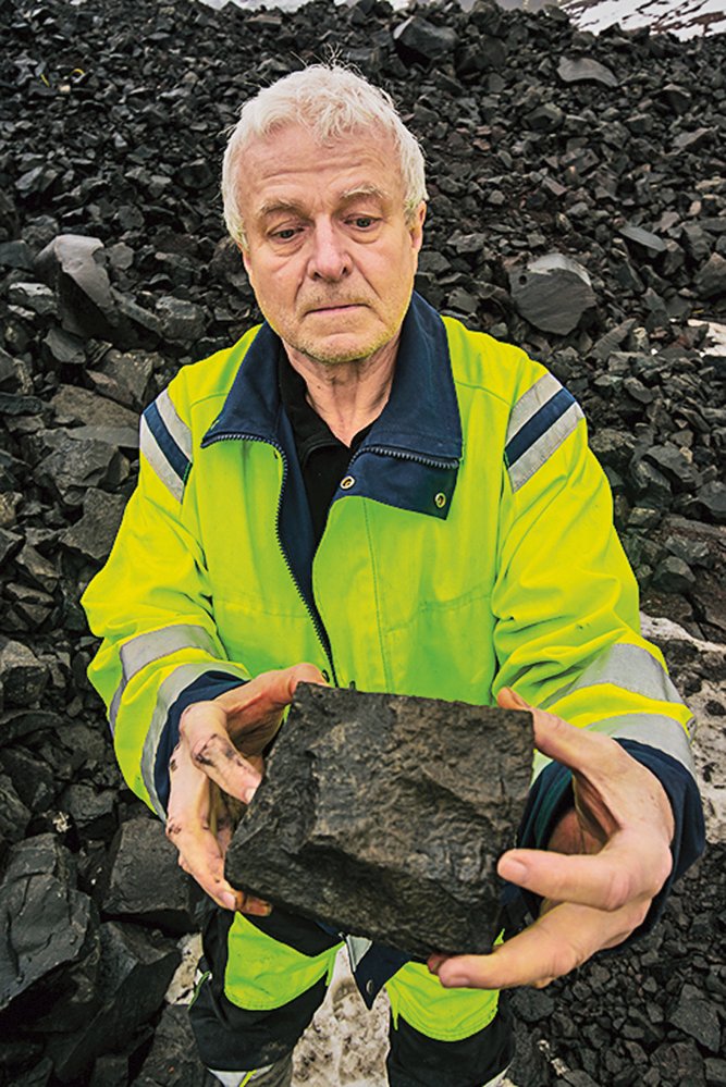 2: Geolog Eda Straka ukazuje islandský bazalt