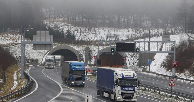 Tragická nehoda uzavřela dálnici D8: Řidič nepřežil srážku v tunelu