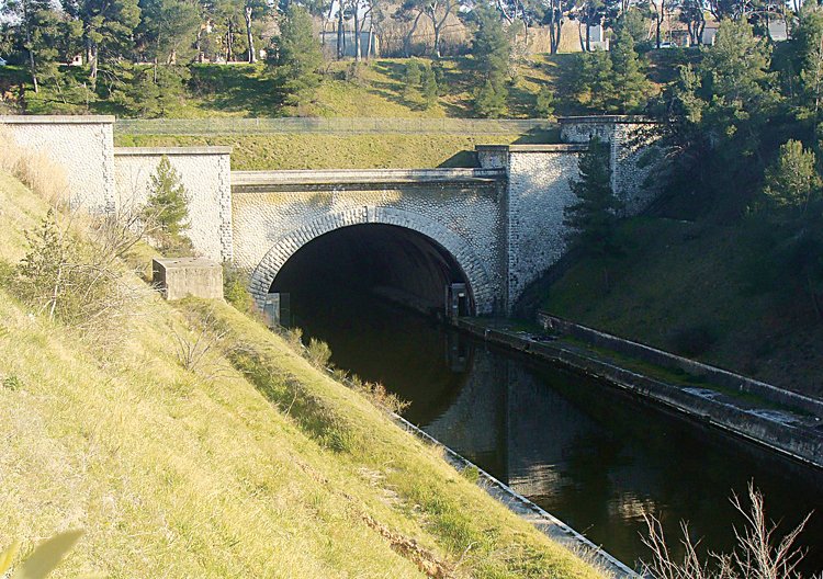 První evropský tunel pro lodě Rove měřil celých 7 kilometrů a vznikl v roce 1927