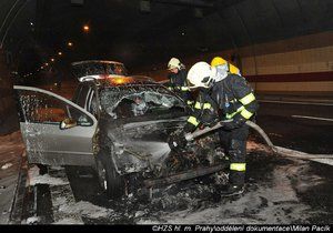 Pražští hasiči zasahovali u požáru osobního automobilu, který začal hořet mezi tunelem Mrázovka a Strahovským tunelem.