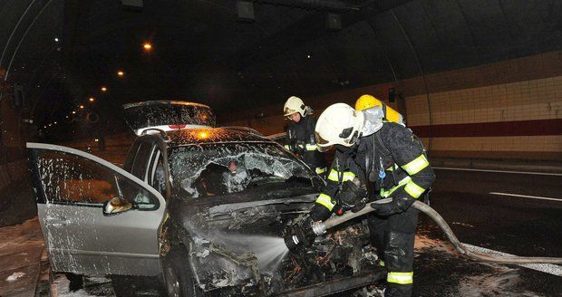 Požár v tunelu Mrázovka: U hořícího automobilu zasahovali hasiči