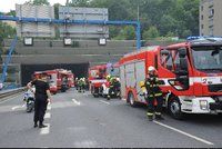 Nehoda uzavřela tunel Mrázovka směrem na Strahov. Tvořily se kolony