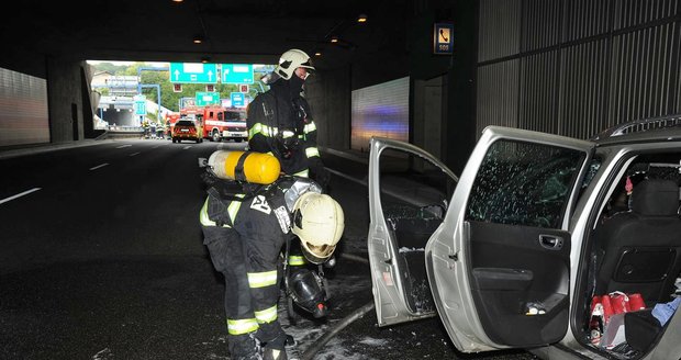 Pražští hasiči zasahovali u požáru osobního automobilu, který začal hořet mezi tunelem Mrázovka a Strahovským tunelem.