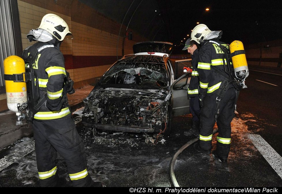 Pražští hasiči zasahovali u požáru osobního automobilu, který začal hořet mezi tunelem Mrázovka a Strahovským tunelem.