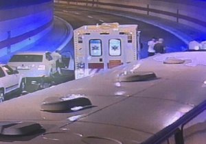 Nehody uzavřely v úterý ráno Strahovský tunel a Mrázovku.