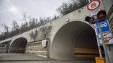Tunel Mrázovku na noc uzavřou: Silničáři musí umýt kamery