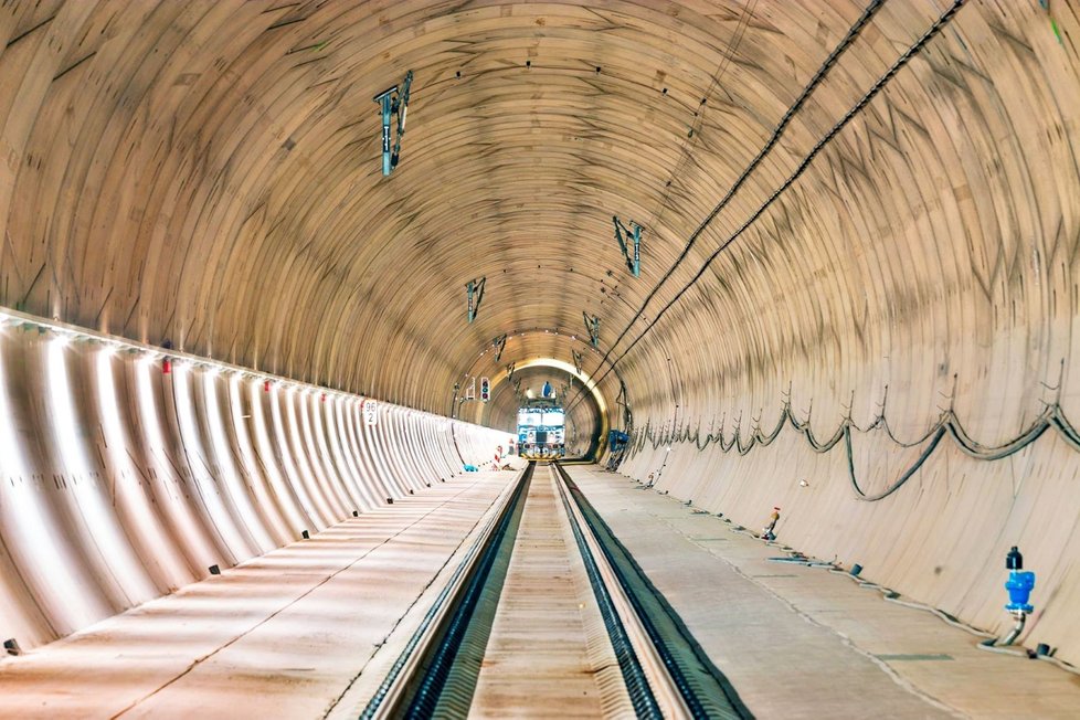 Tak vypadá železniční tunel u Plzně vevnitř. Jižní tubus má přes čtyři kilometry, severní je ještě o pár metrů delší.