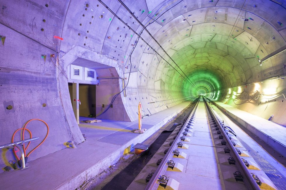 Tak vypadá železniční tunel u Plzně vevnitř. Jižní tubus má přes čtyři kilometry, severní je ještě o pár metrů delší.