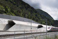 Švýcaři otevřeli nejdelší tunel světa. Měří 57 kilometrů, stavěli ho 17 let