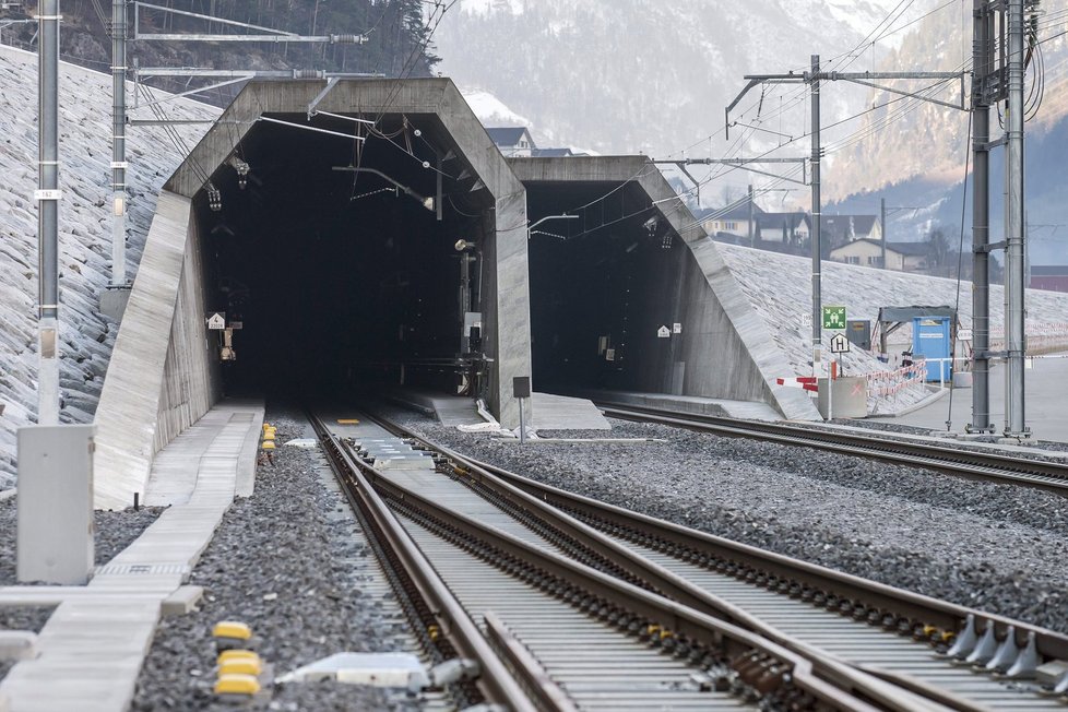 Nejdelší tunel světa měří 57 kilometrů a vede pod Alpami.