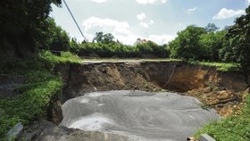 Metrostav v těchto dnech vyplňuje jámu betonem