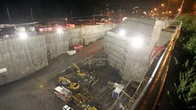 Takto probíhalo několikahodinové vyprošťování zasypaného bagristy