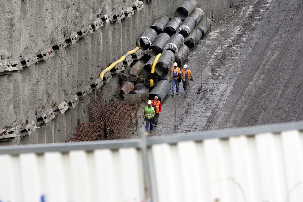 Hasičům pomáhali při vykopávání pracovníci Metrostavu, protože mají k dispozici těžkou techniku